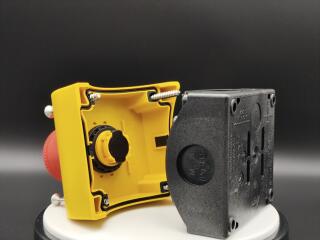 Кнопка аварийной остановки защищенная, 1 замыкающий + 1 размыкающий контакты, цвет красный, цвет корпуса желтый