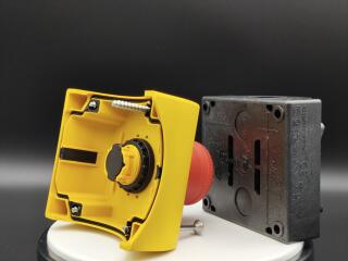 Кнопка аварийной остановки защищенная, 1 замыкающий + 1 размыкающий контакты, цвет красный, цвет корпуса желтый