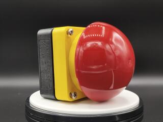 Выключатель, управлямый ногой или ладонью с фиксацией, отмена фиксации вытягиванием,1Р, цвет колпачка красный,корпуса желтый