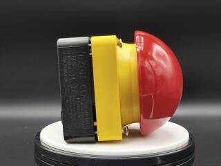 Выключатель, управлямый ногой или ладонью с фиксацией, отмена фиксации вытягиванием,1Р, цвет колпачка красный,корпуса желтый