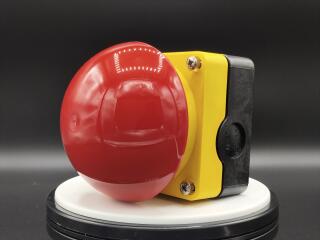 Выключатель, управлямый ногой или ладонью с фиксацией, отмена фиксации вытягиванием,1Р, цвет колпачка красный,корпуса желтый