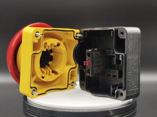 Выключатель, управлямый ногой или ладонью с фиксацией, отмена фиксации вытягиванием,1Р, цвет колпачка красный,корпуса желтый