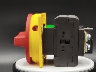 Главный выключатель 3P 100A , красно-желтая ручка , запираемый , переднее крепление