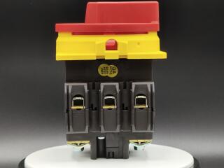 Главный выключатель 3P 100A , красно-желтая ручка , запираемый , переднее крепление