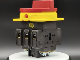 Главный выключатель 3P 100A , красно-желтая ручка , запираемый , переднее крепление