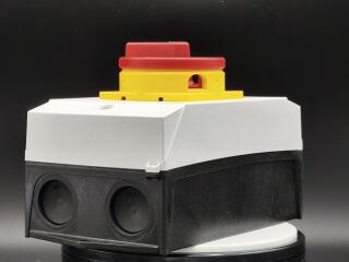 Главный выключатель в корпусе, 3P, 32A , красно-желтая ручка , запираемый